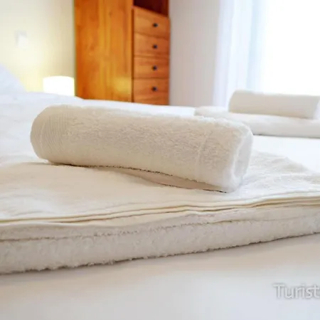 Tina Mayor: Amplio Jardin Y Tranquilidad Muy Cerca De La Playa * Pesués