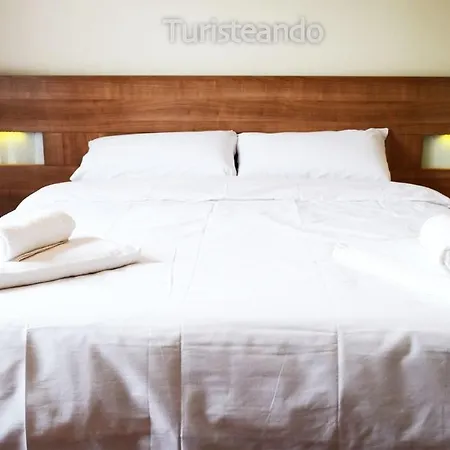 Tina Mayor: Amplio Jardin Y Tranquilidad Muy Cerca De La Playa