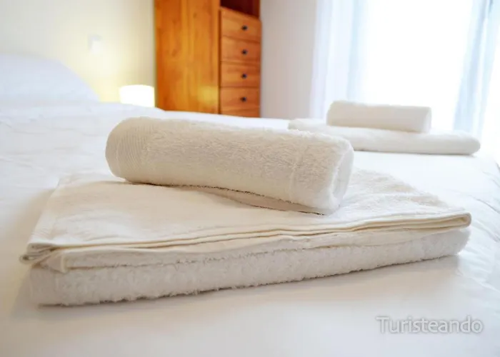 Tina Mayor: Amplio Jardin Y Tranquilidad Muy Cerca De La Playa * Pesués