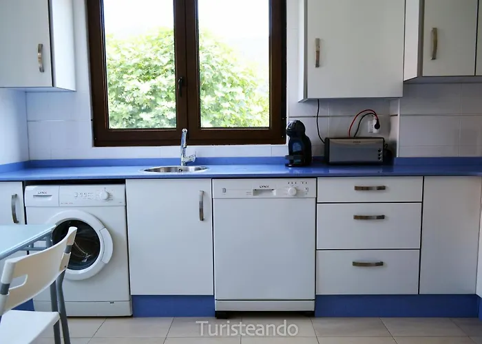 Tina Mayor: Amplio Jardin Y Tranquilidad Muy Cerca De La Playa * Pesués