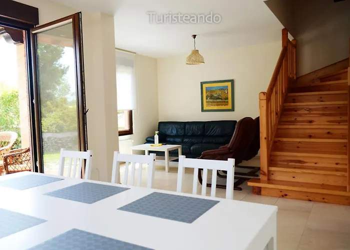 Tina Mayor: Amplio Jardin Y Tranquilidad Muy Cerca De La Playa * Pesués